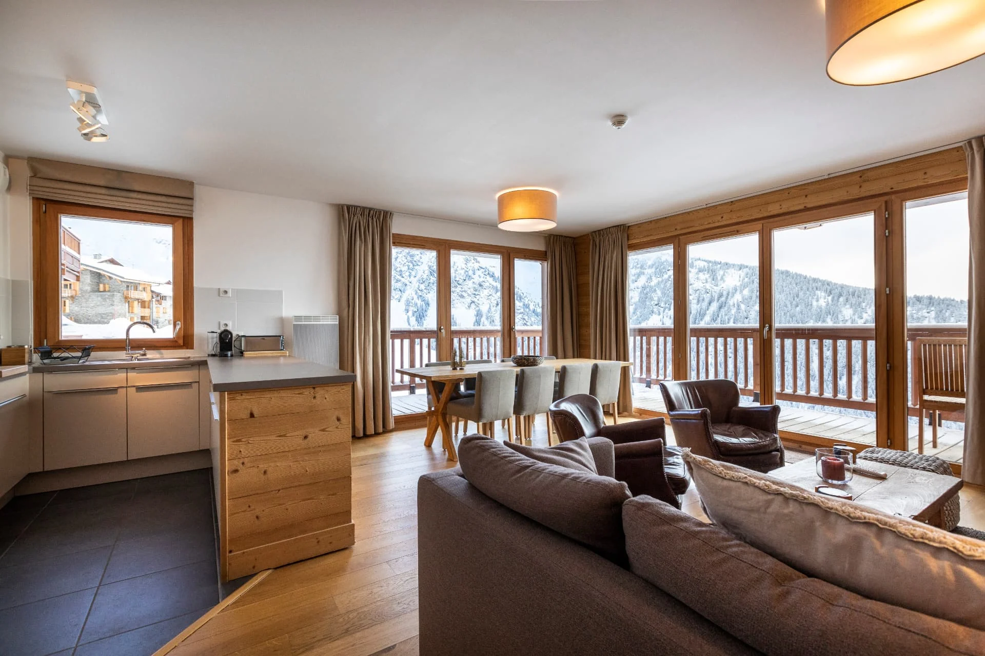 Séjour et cuisine ouverte de l'appartement Lièvre Blanc, résidence Miravidi à La Rosière