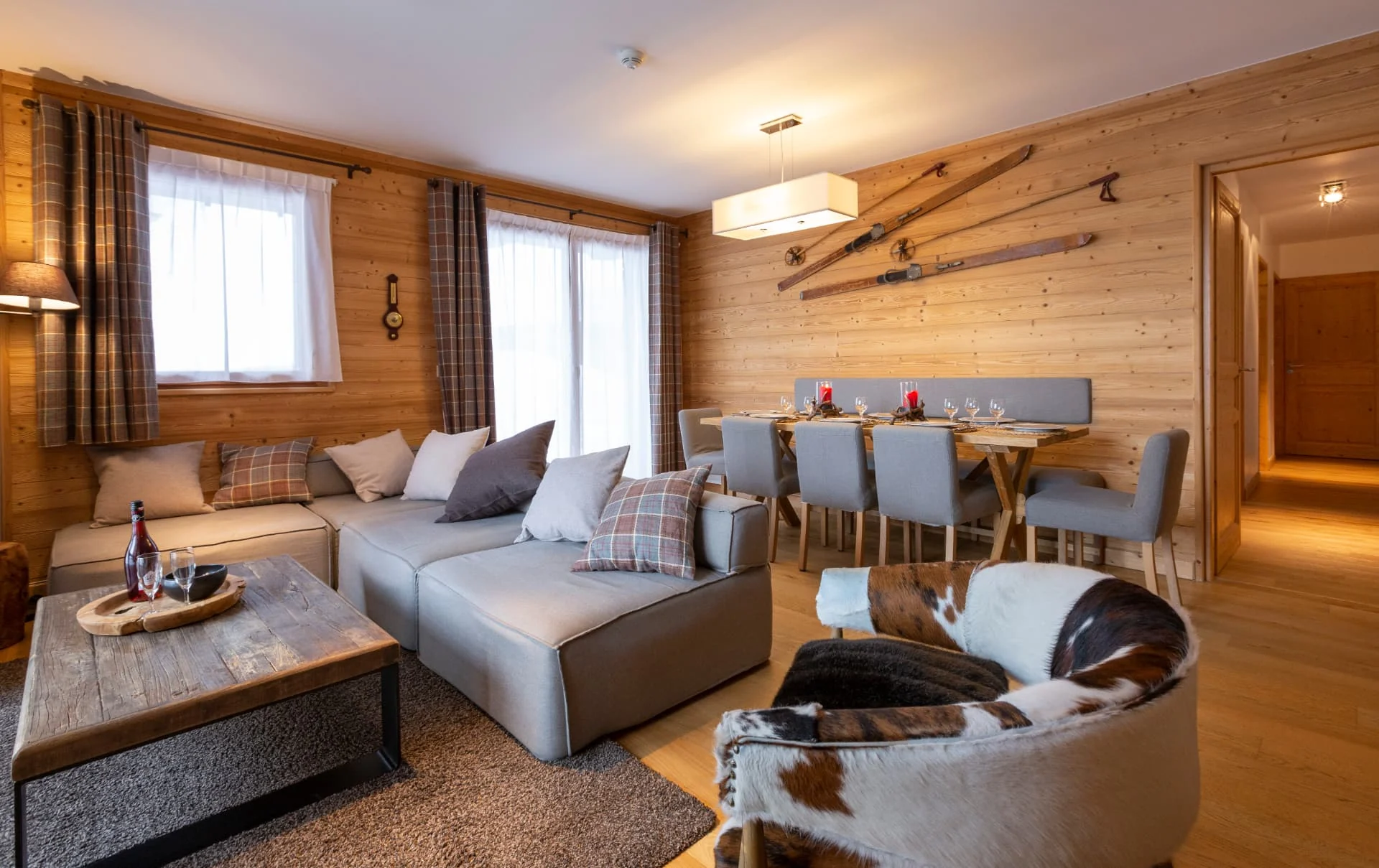 Séjour de l'appartement Mouflon avec canapé d'angle et grande table, résidence Miravidi à La Rosière