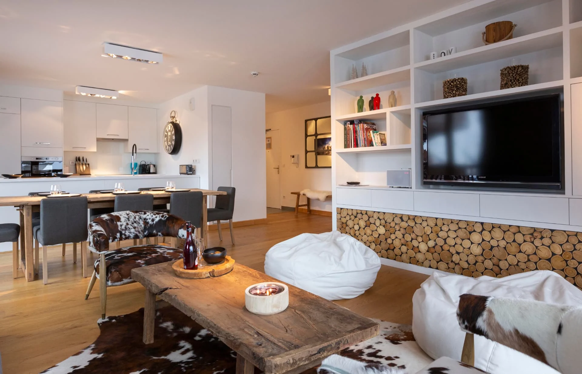 Séjour contemporain de l'appartement Chamois avec bibliothèque et TV, résidence Miravidi