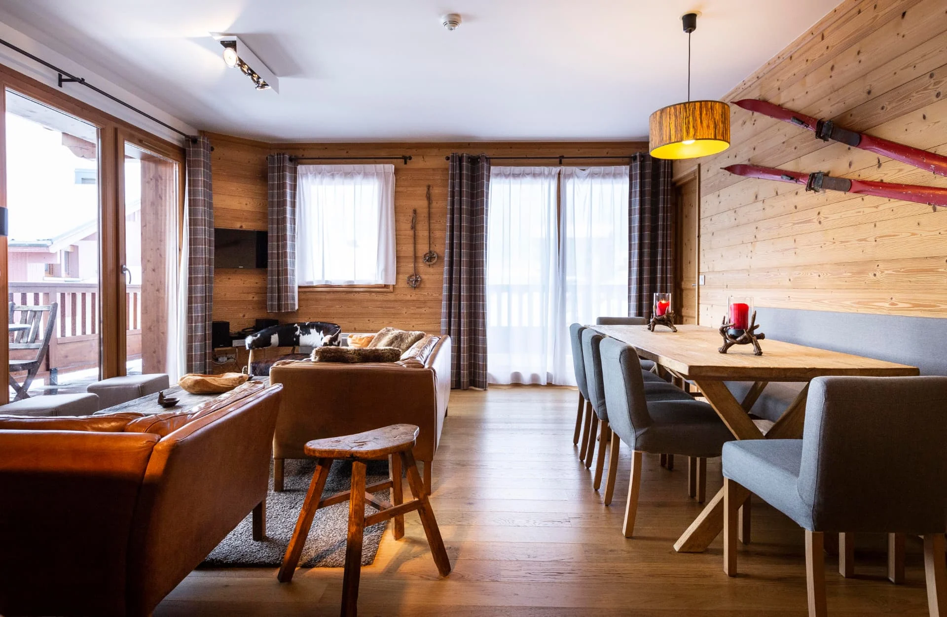 Séjour et salle à manger de l'appartement Roc Noir, résidence Miravidi à La Rosière