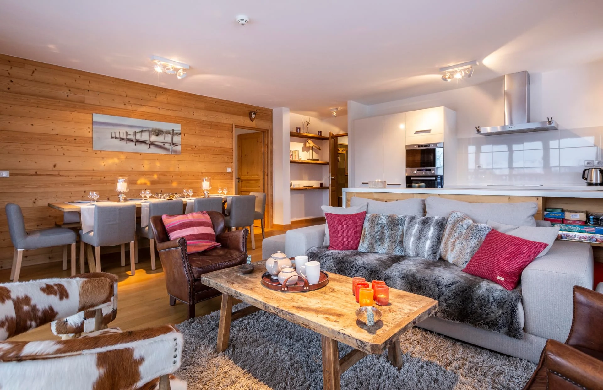 Séjour de l'appartement Primavera avec salon, salle à manger et cuisine ouverte, résidence Miravidi à La Rosière