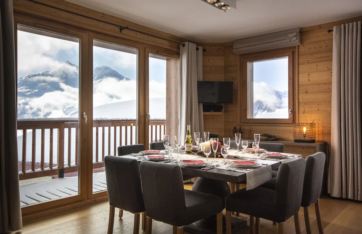 Salle à manger de l'appartement Petit Bois avec vue sur la vallée de la Tarentaise