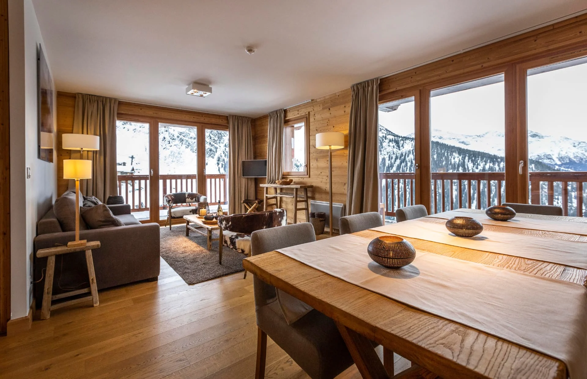Séjour et salle à manger de l'appartement Lauzes ouverts sur la vue montagne, résidence Miravidi
