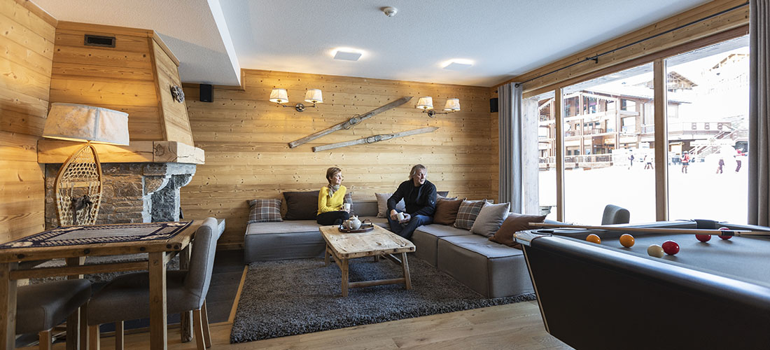Le salon commun de la résidence Miravidi avec vue sur les pistes